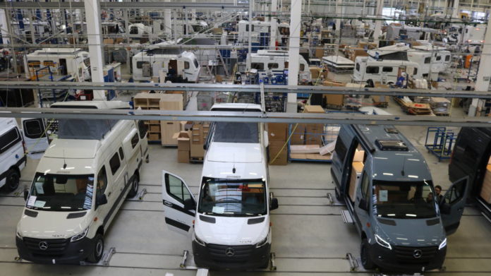Control de calidad en la cadena de montaje de furgonetas camper, fábrica de Hymer